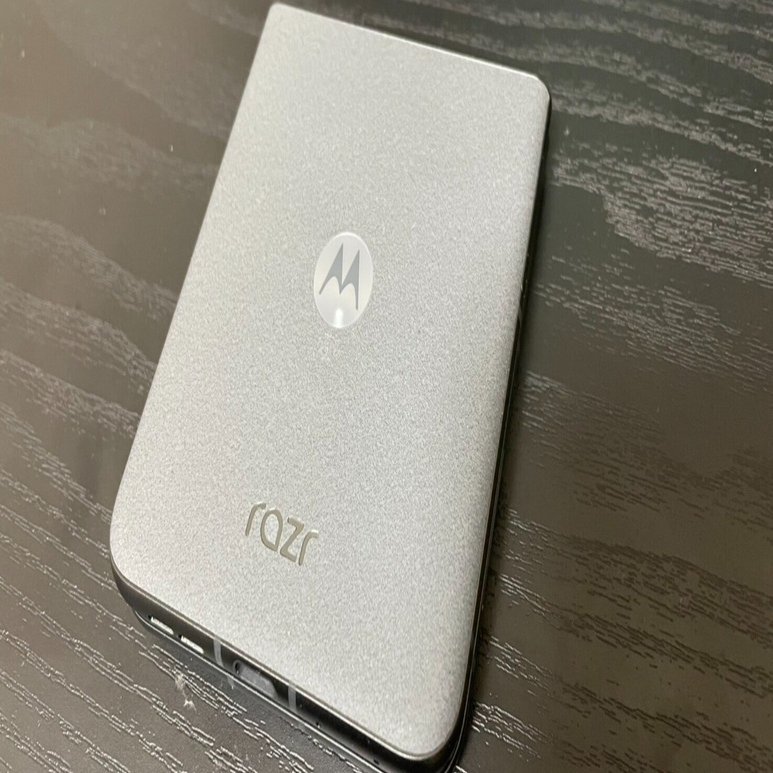 【アイフォン信者さん専用】 iPhone信者な私、Android乗り換えで沼りそう【motorola razr50】｜和