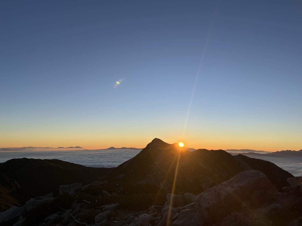 山頂からの景色、雲海から朝日が昇る映像。