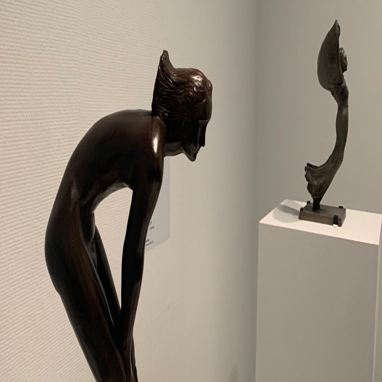 りゅうおうの妻があらわれた！荻島安二《日本髪》【MoMAT】｜なすにきび