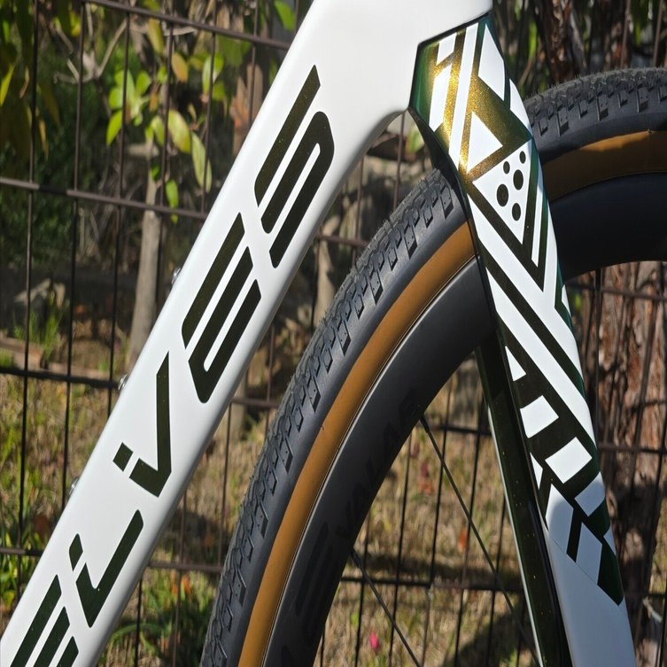 MORI AEPOX: 多様な路面を自由に走るオールラウンドグラベルバイク