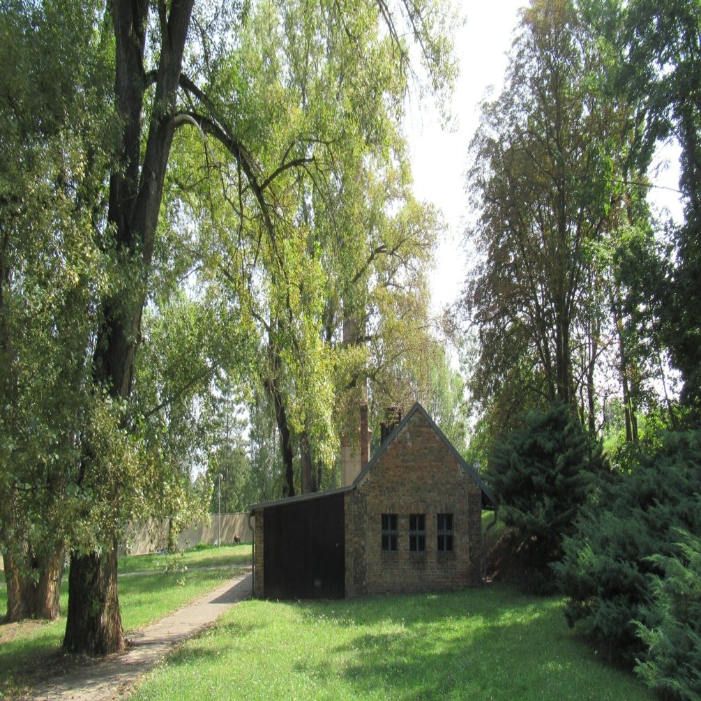 炎天下、ナチス秘密工場跡と火葬場を2時間かけて歩いて回る ～チェコ