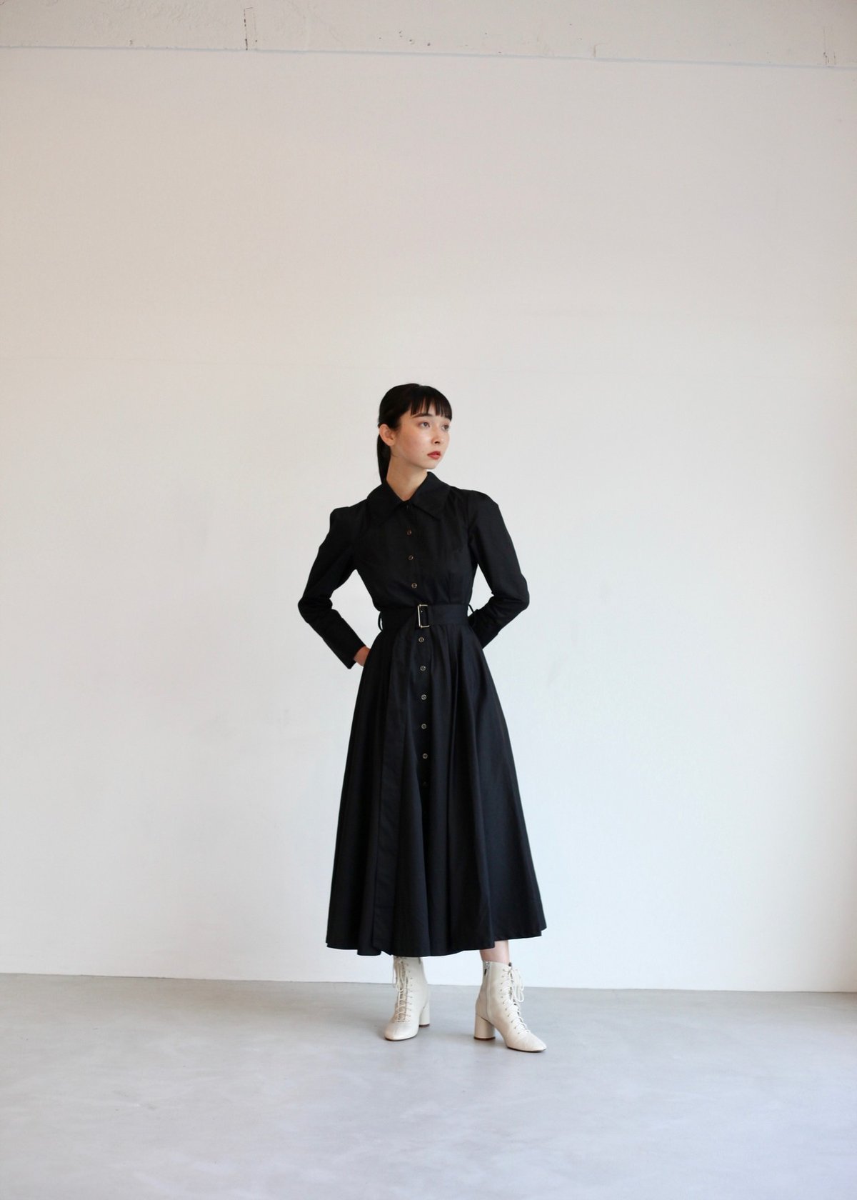 THE DRESS #18】珍しくタイトめなドレス、金縁ブラックボタンが  