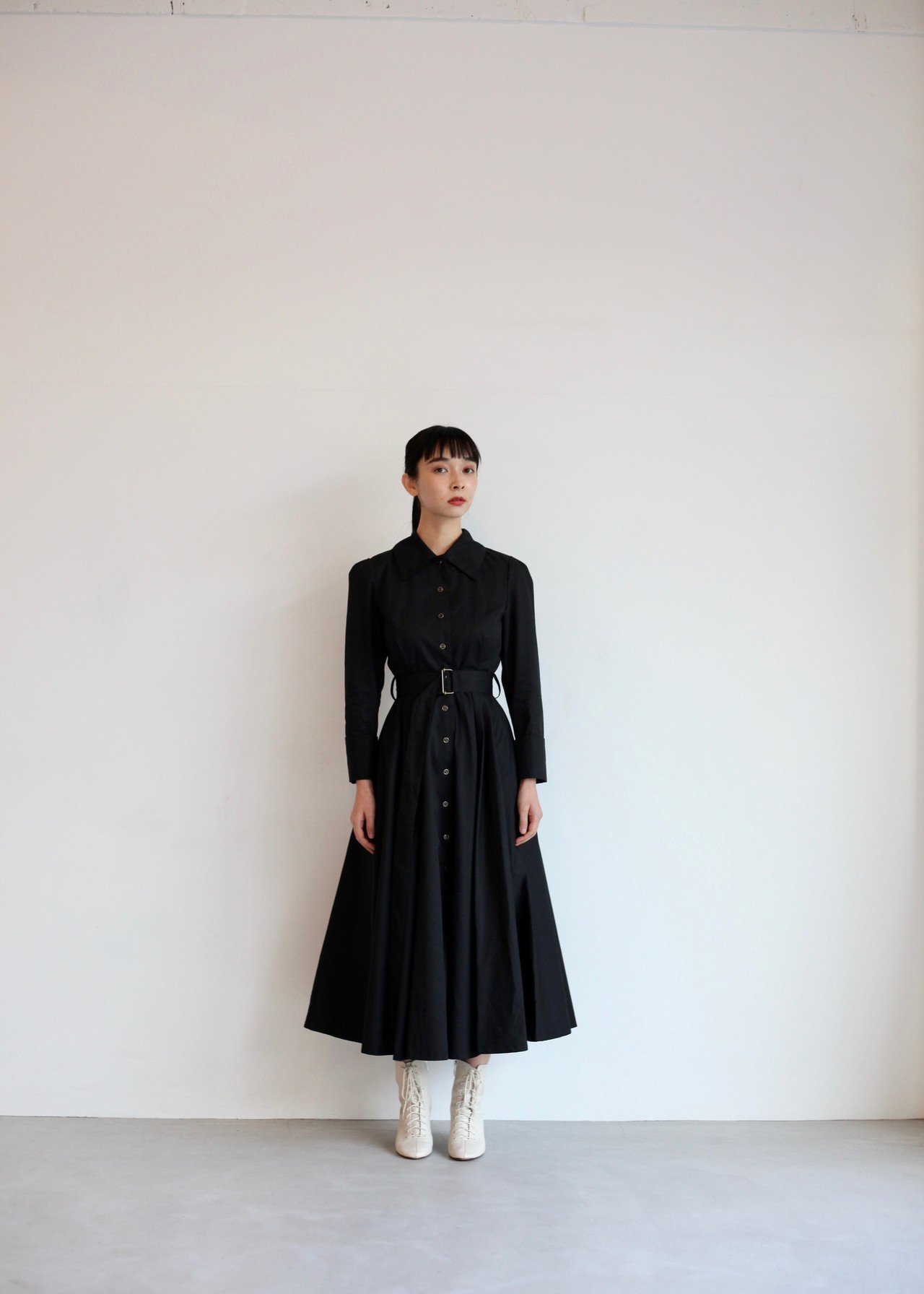 THE DRESS #18】珍しくタイトめなドレス、金縁ブラックボタンが THE DRESS #18】珍しくタイトめなドレス、金縁ブラックボタンが