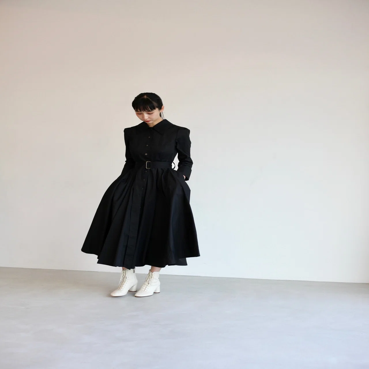 THE DRESS #18】珍しくタイトめなドレス、金縁ブラックボタンが 