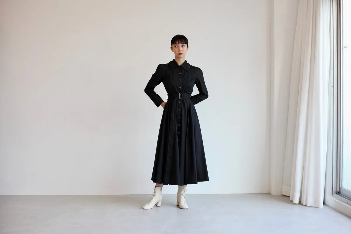 THE DRESS #18】珍しくタイトめなドレス、金縁ブラックボタンが 