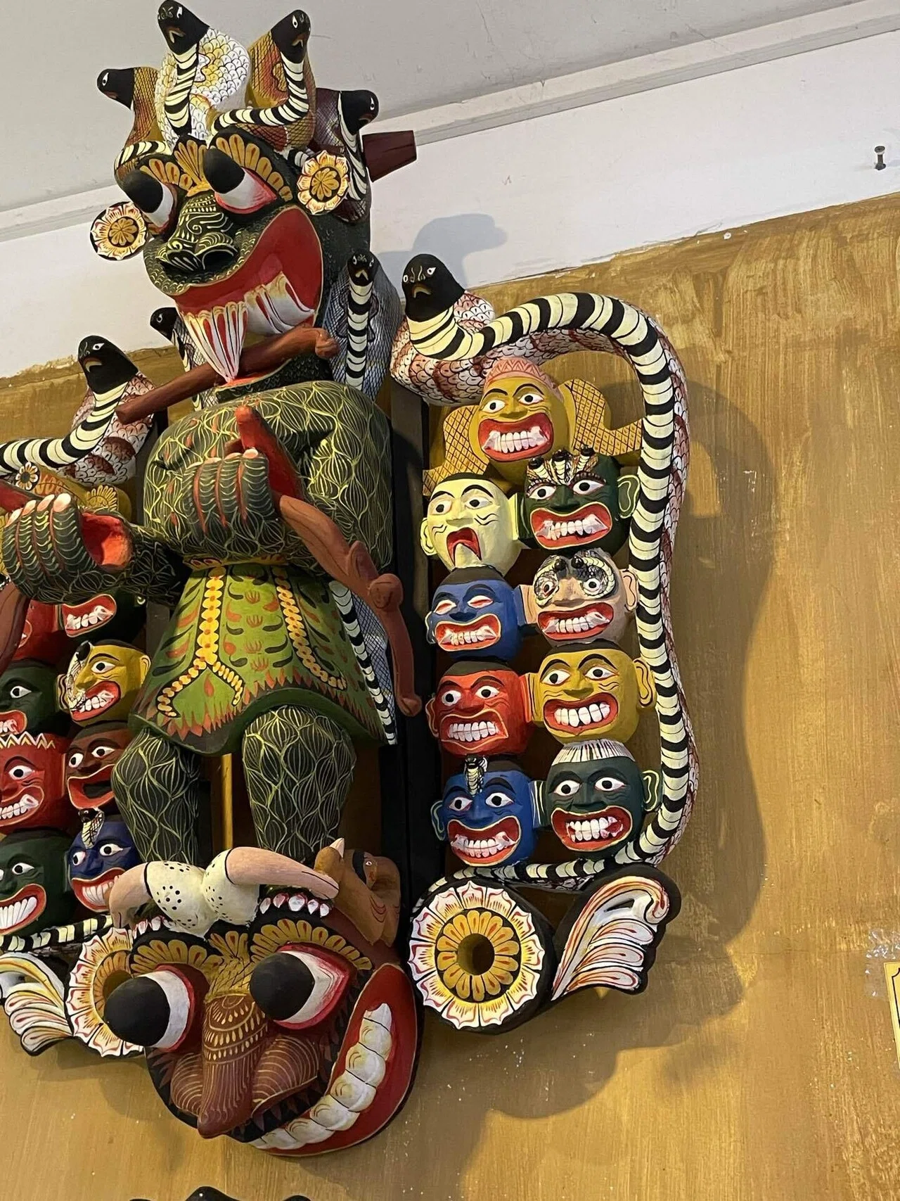 スリランカ　アンバランコダ 羊神のマスク 骨董 スリランカ旅26日目〜Mask Museum編〜(2025/3/20)｜ゆうきまい