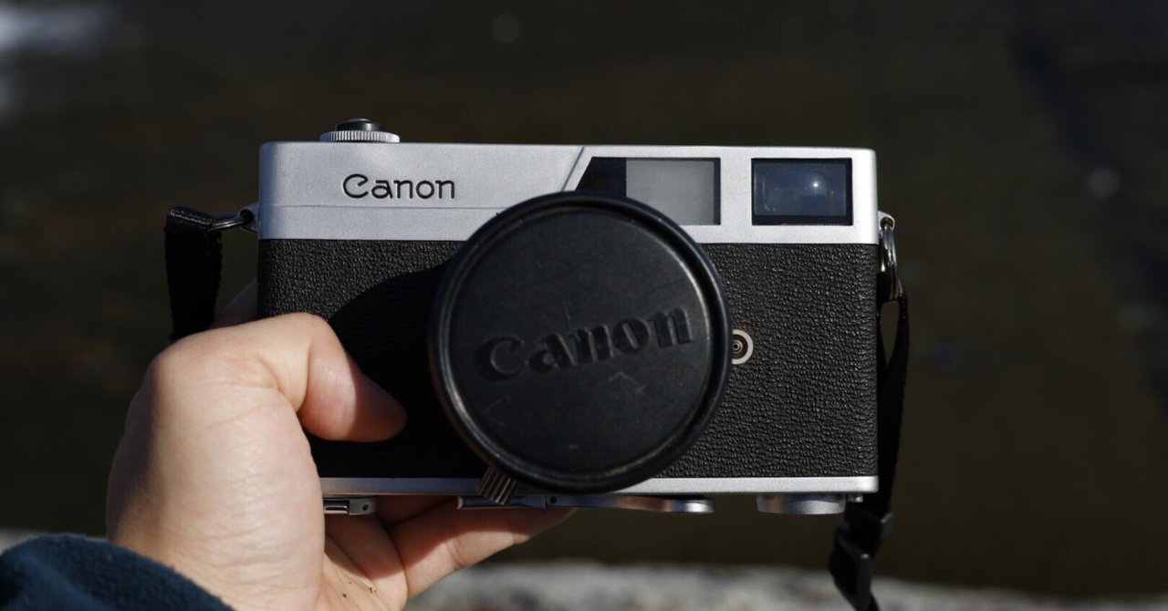 このカメラは、50年ほど前に買ったものです。そのカメラを守ってきた物です。 スマホのカメラ保護フィルムがこんなことになってしまいました