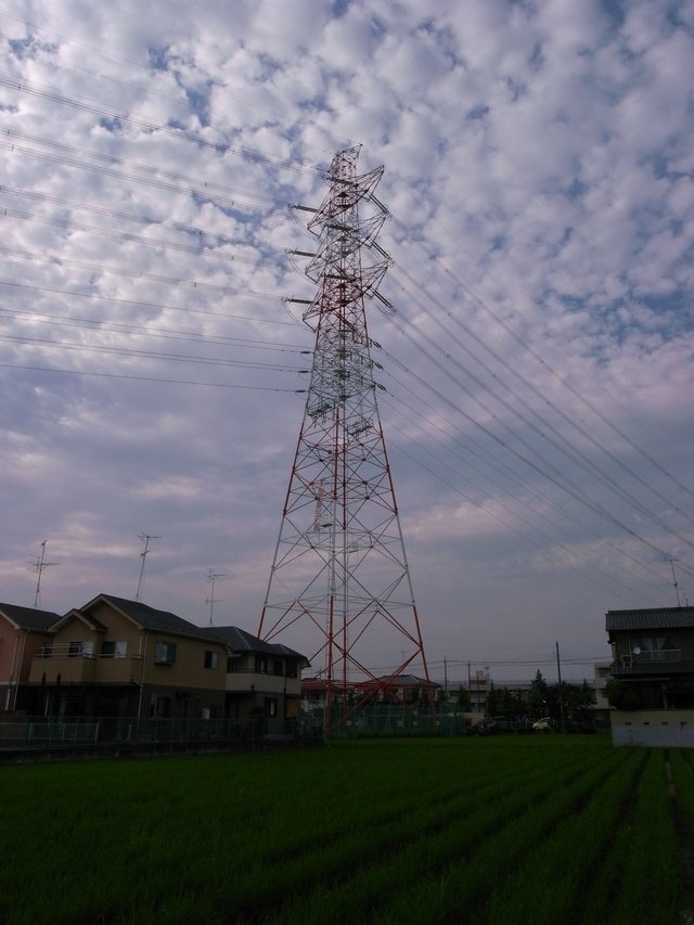 西北線25号。赤白鉄塔は高さ60m超えのしるし。2009年7月撮影。