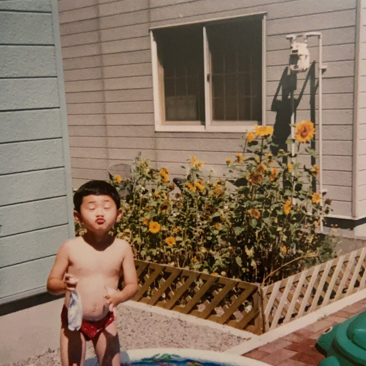 庭プール 男女の裸 