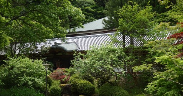 批評の座標 第5回】「外」へと向かい自壊する不可能な運動