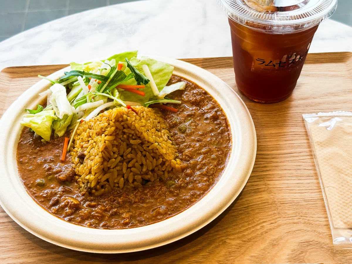 ラムセス大王カレー(1200円) 黄金のハーブティー(550円)