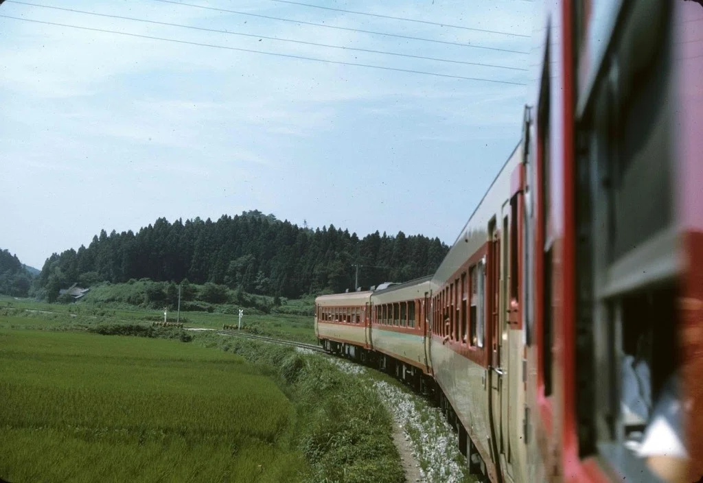 60年前の日本。米国人撮り鉄を魅了した「どこまでも続く線路」とその先