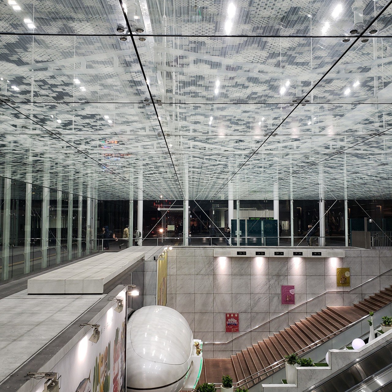 その4 川崎駅東口 明るい天井 二個ずつ照明 幾何学模様天井 茶タイル大階段 壁間接照明 高級感 Rb539 Note