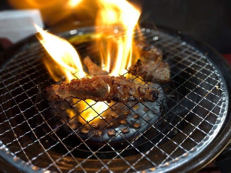 天満駅 の直ぐ南側 天神橋筋商店街にある ちからや でお昼ご飯 780円のリブカルビランチを食べてきました ご飯大盛り無料です お一人様用のカウンター席が設置されている 焼肉屋さんです Http まるぞう Note