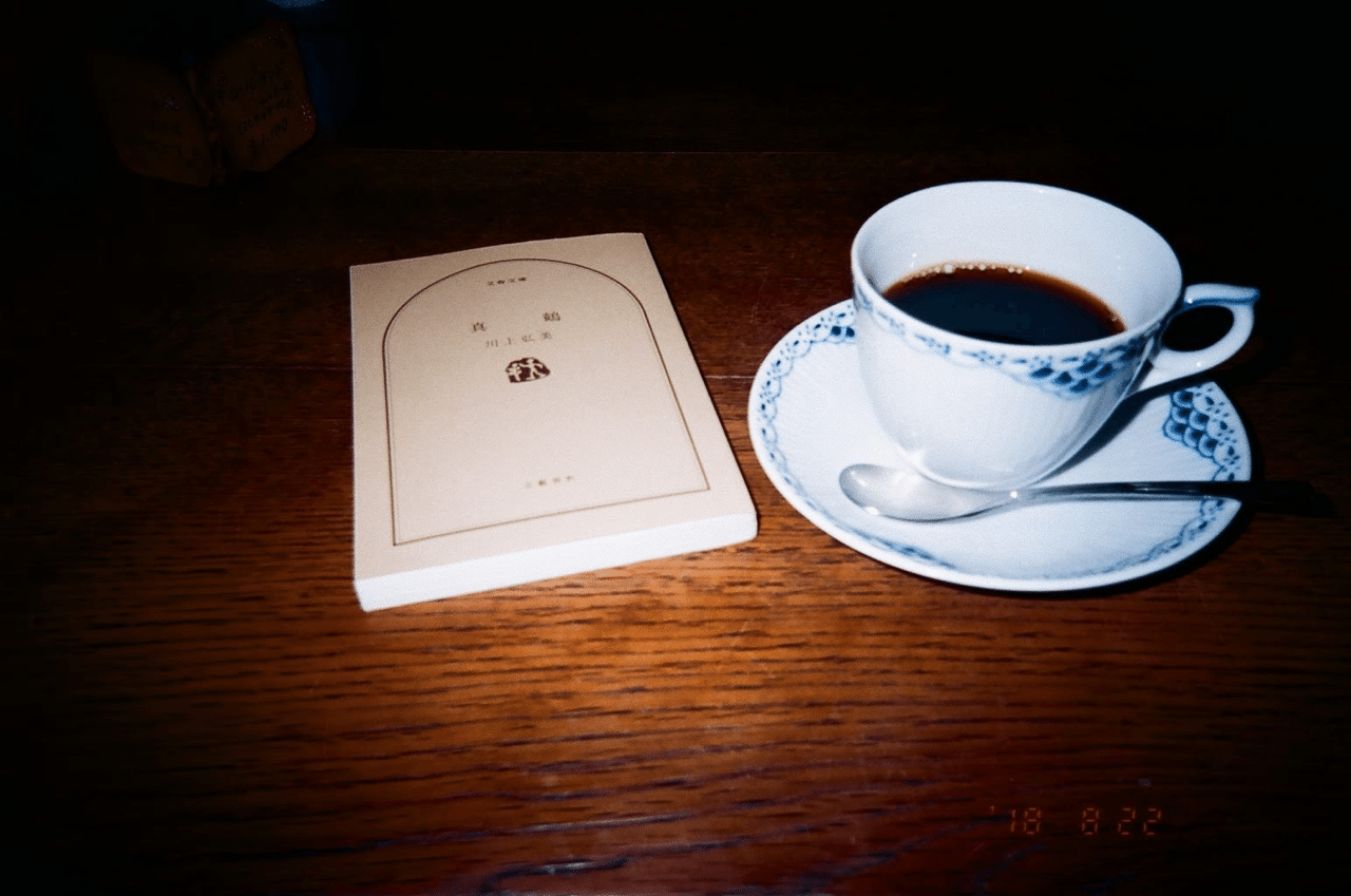 紅茶に添えられた使われない角砂糖 Minamo Note