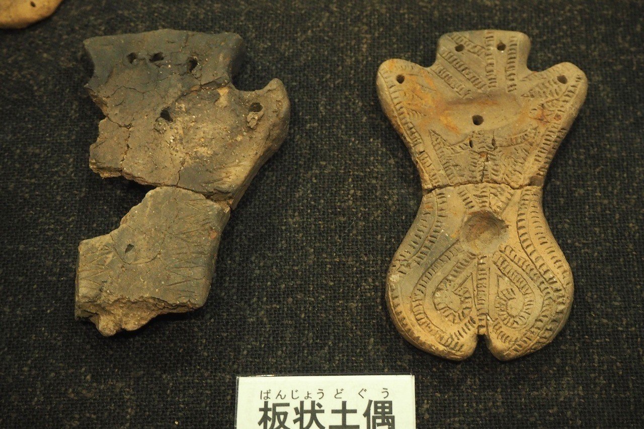 板状土偶の破片」です。