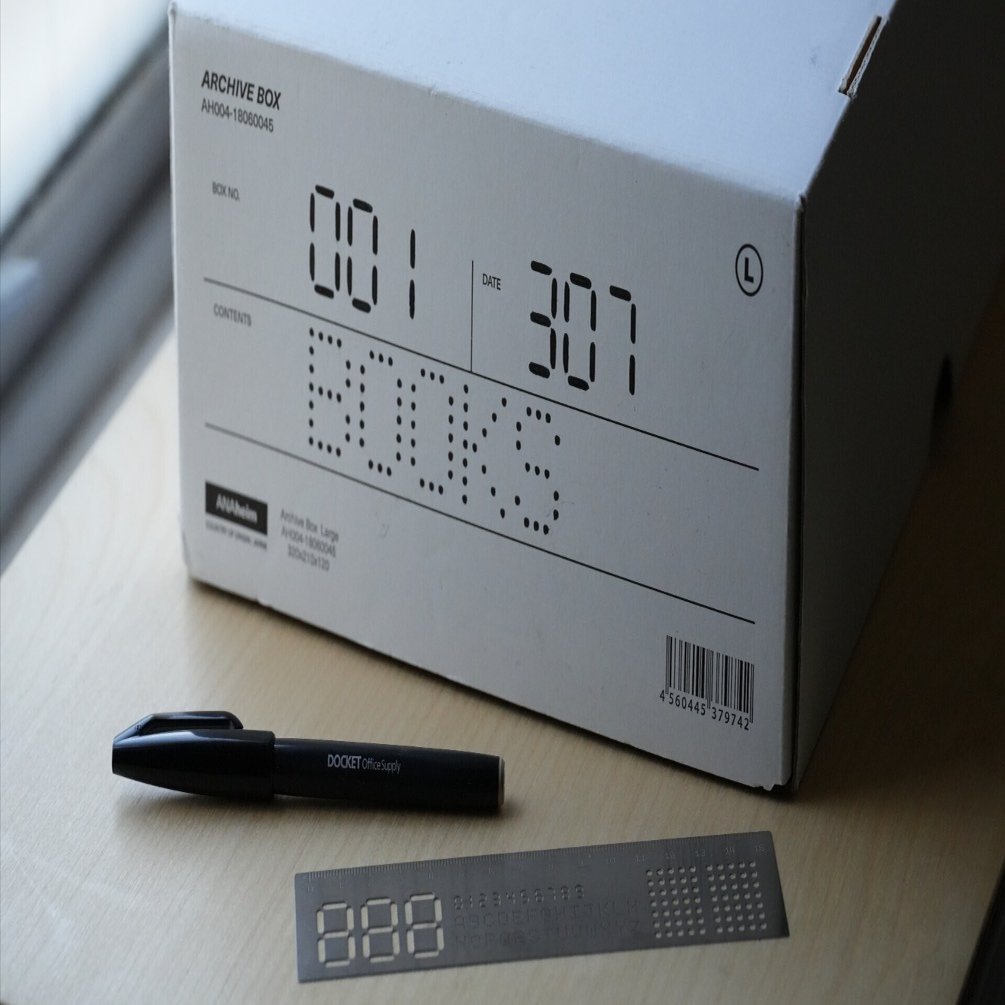 サインペンでグリグリと塗り潰すだけで、段ボール箱のラベリングが