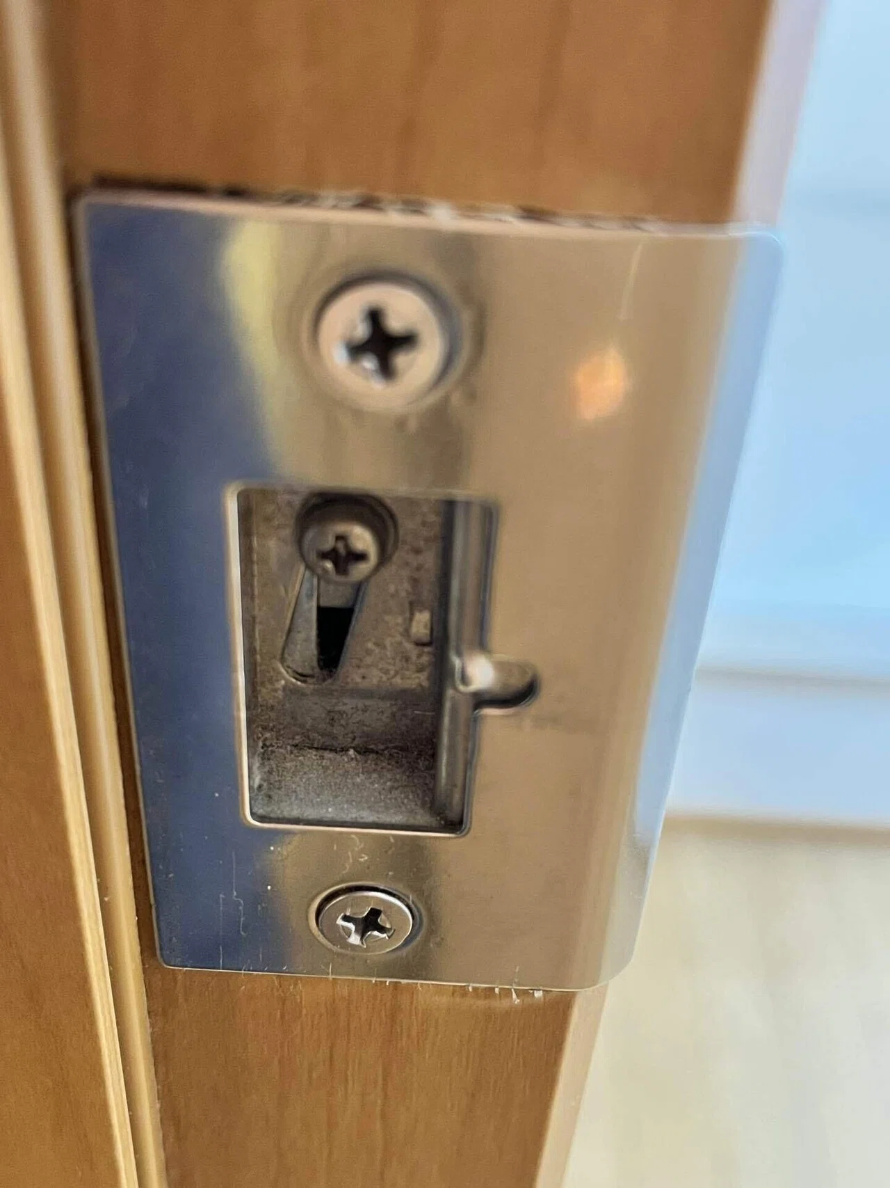 部屋のドアを閉めてるのに風でガタガタ音がしたり、手でドアを押したら少し動いたりするのはあんまり気持ちのいいものではないですね。これ調整で直っ ...