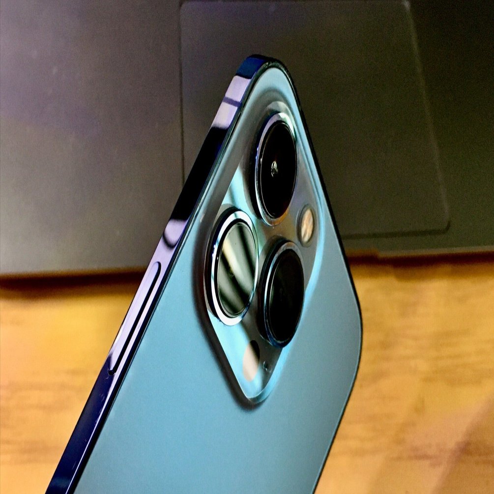 iPhone13と16 ジャンク品 カメラ周り以外綺麗 iPhone 13 Proと16 Proの写真比較｜solitude