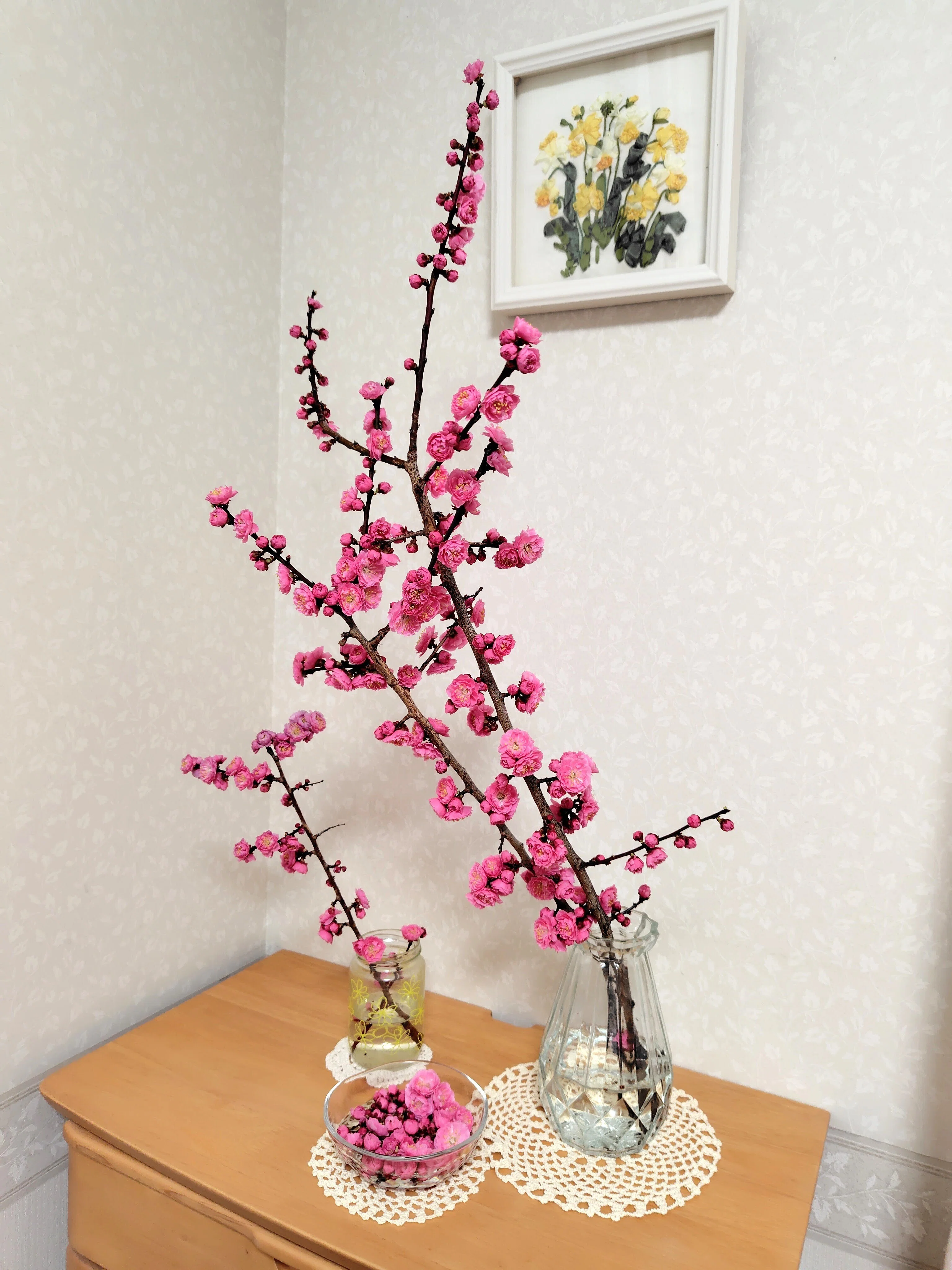 お庭の梅の枝が隣の八重桜の方まで伸びていたので数本切り、花瓶に生け