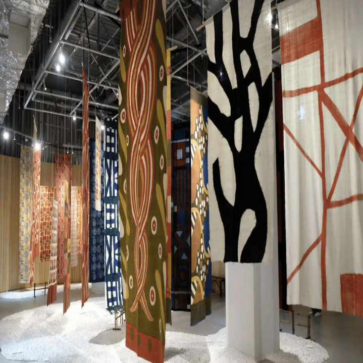 柚木沙弥郎の美学と民藝の魅力を感じる—1970年代の型染布『型染山羊文