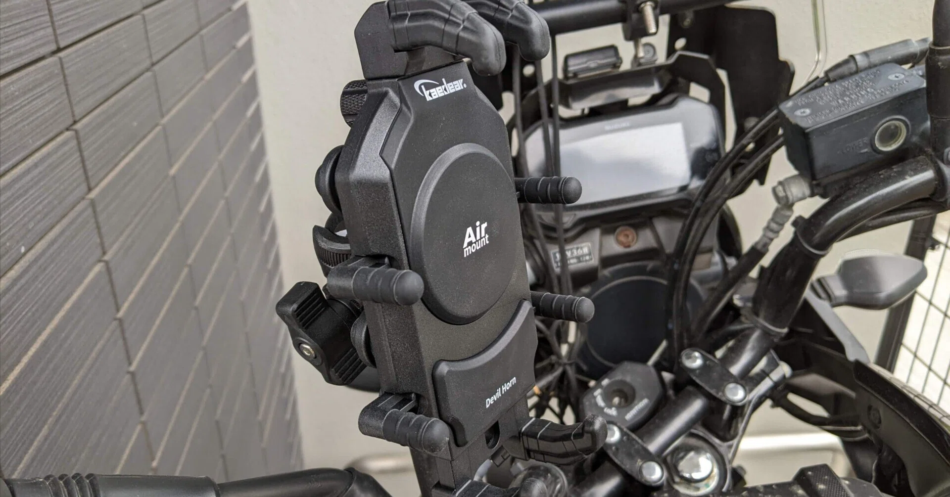 バイクに付けているスマホホルダーを買い替えたらいい感じだった 