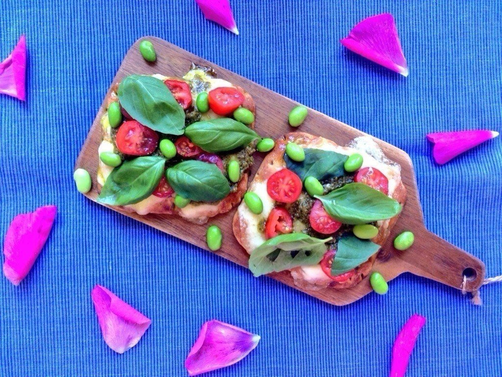 今日の朝ごはんは パン Pagen Pivallusというふわふわのパン の上にモッツァレラチーズ ペストソースをのせてオーブンで焼き トマトとバジル 枝豆を散らしたバジル大量消費レシピ 簡単でおいし Minori Note