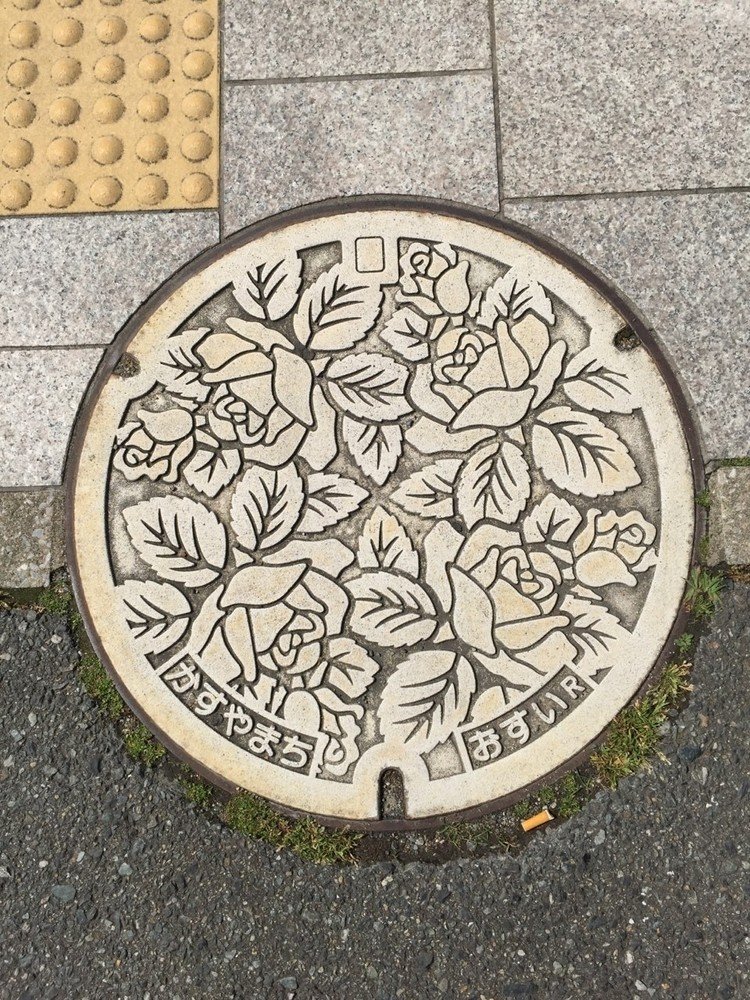 粕屋町@福岡

のマンホールは薔薇の花の絵柄でした。