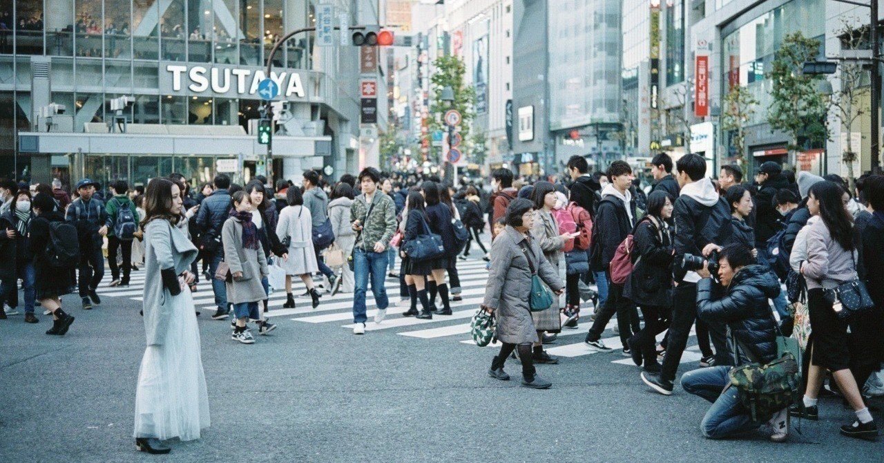 渋谷の交差点でキスをするカップルとスナップシューター Komiya Note