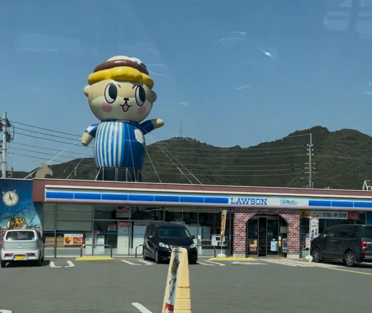 しんじょうくん巨大バルーンが乗ったローソン