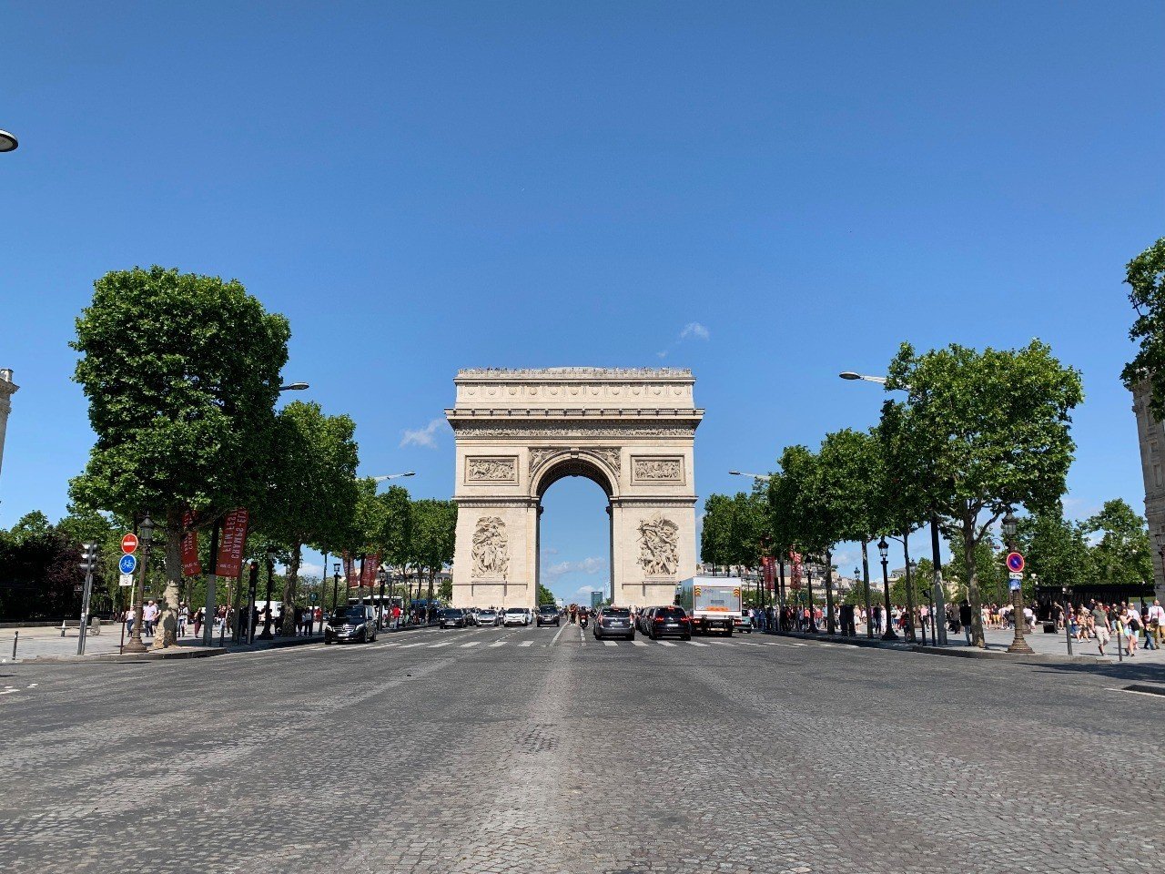 美容の激戦区シャンゼリゼ。ゲランなど最新テックとリュクスな