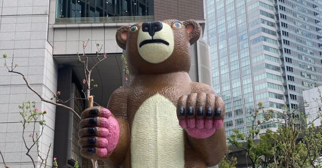 丸の内オアゾの前にいる熊さん、たまには力を抜いてもいいんだよ【三沢
