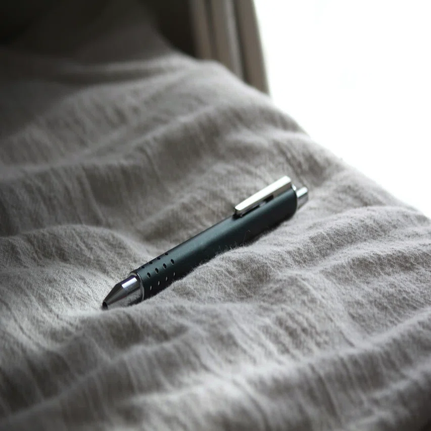 Lamy swift 艶あり/なし金具の比較｜暇人