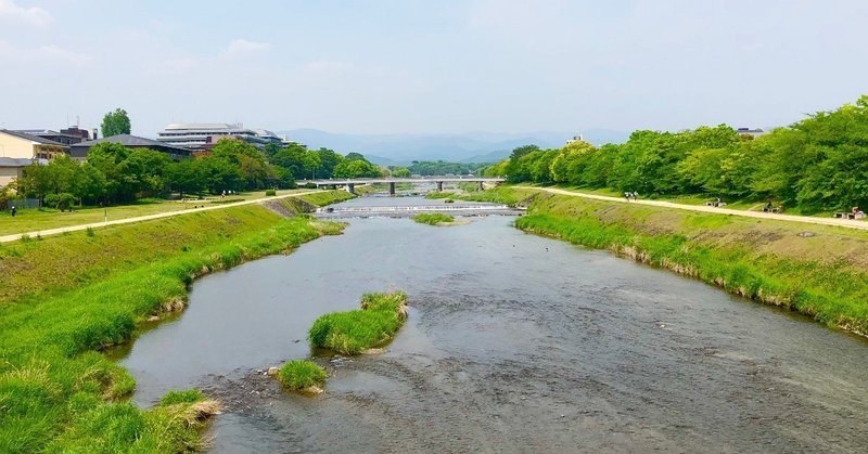 川べりの道