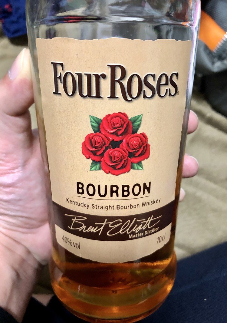 スーパーで買ったバーボン「Four Roses」をラッパ飲み♪　安いけど、そこそこ美味い😋　チョコレートとのマリアージュも◎