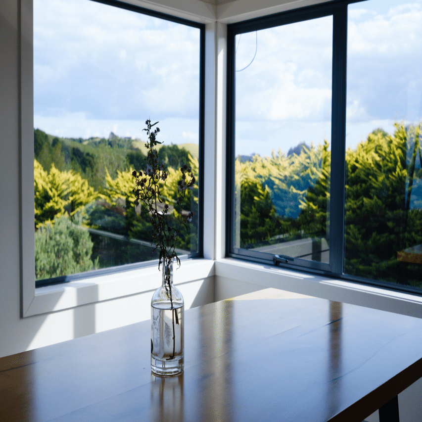 アルバート・ヴォーグ・ワイマン　 シテ島の眺め 。 ニュージーランドのワイヘキ島1番の絶景スポットでのしごと。｜ここ