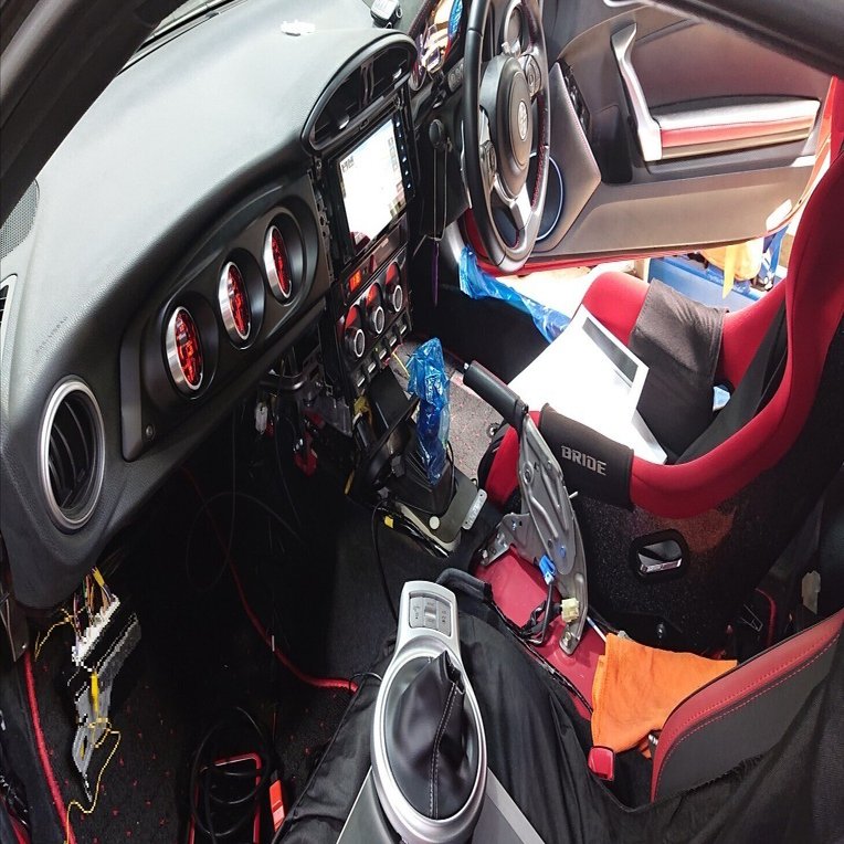 最近のクルマをATからマニュアルミッションに換装するのはほぼ無理です