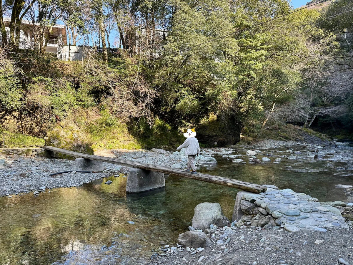 木造の小さな橋を渡る