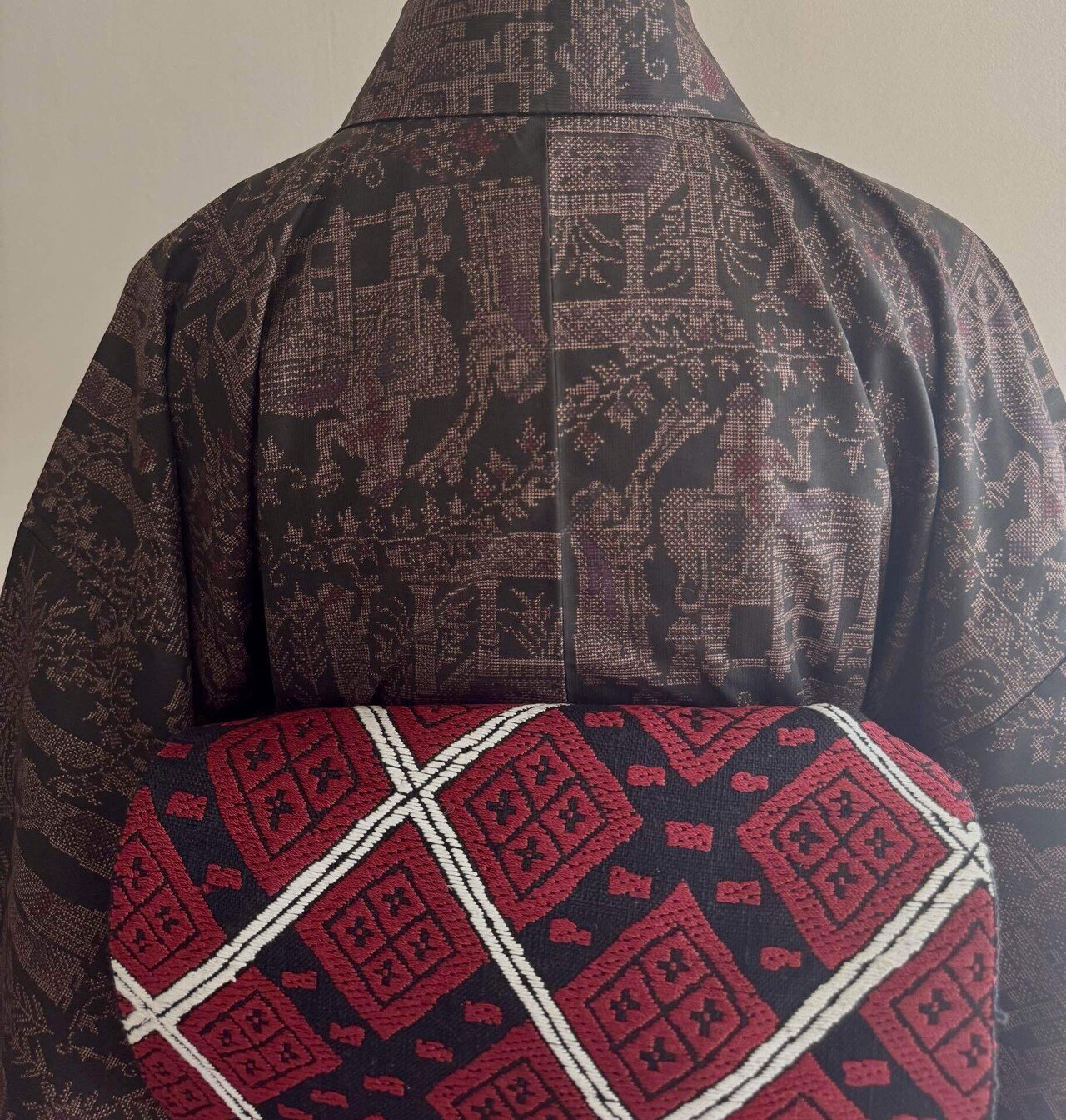 a*o様 M2507★ 着物淡雪 ★正絹★大島紬　色大島　ポップなコプト文様の織 M2507☆ 着物淡雪 ☆正絹☆大島紬 色大島 ポップなコプト文様の織り