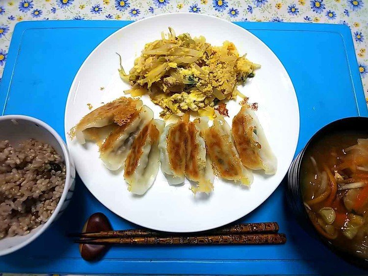 今夜は餃子、モヤシキャベツ玉葱鳥ミンチキムチ卵炒め、大根とニンジンとゴボウとかの汁、炊き立てご飯です。