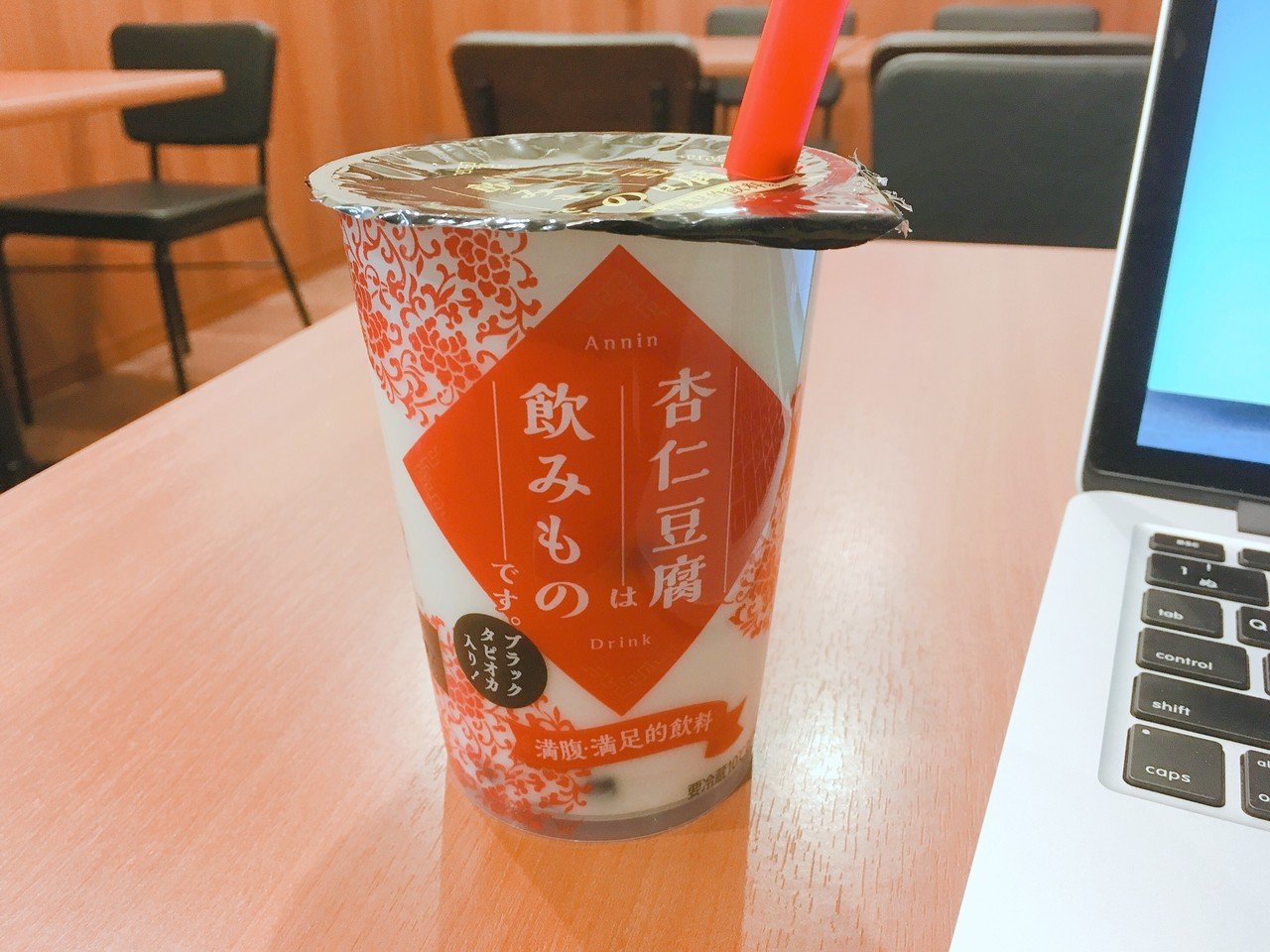 杏仁ページ 自動販売機で買える杏仁デザート⁉ とろぷる食感のデザートゼリー飲料