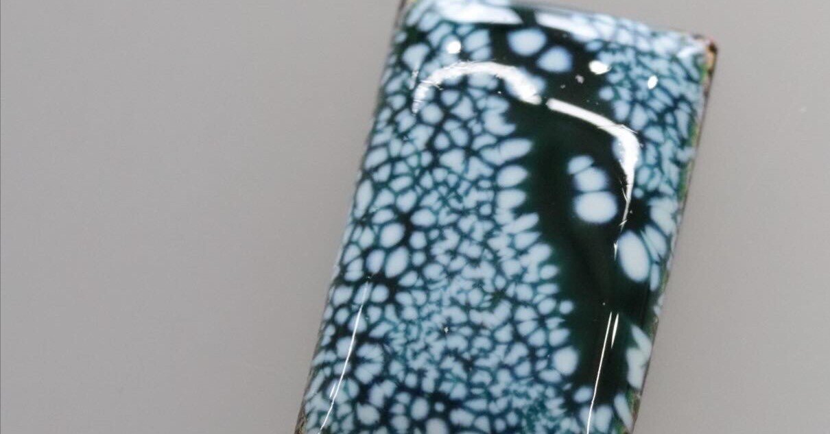 魅力的な七宝焼 その9｜七宝焼の噴釉（ふんゆう） 偶然の美しさと