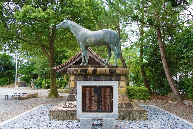 石見一宮物部神社御神馬銅像