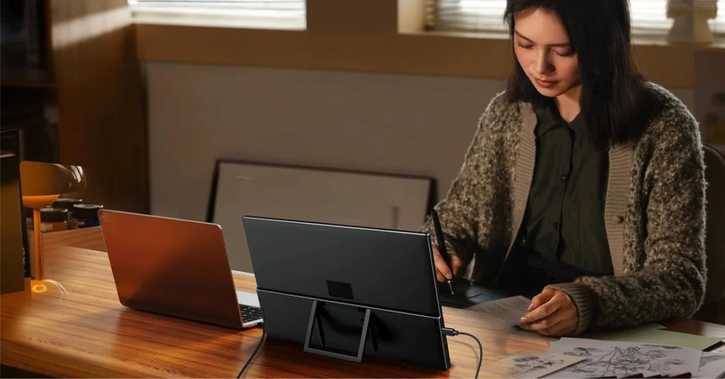 自立型スタンドを装備の15.6型ポータブルモニターが、8,980円でタイム