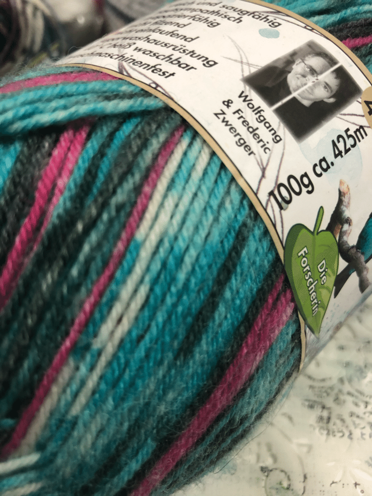 このオパール毛糸で、初めてプレゼントすること靴下を編もうかな！と思ってます。