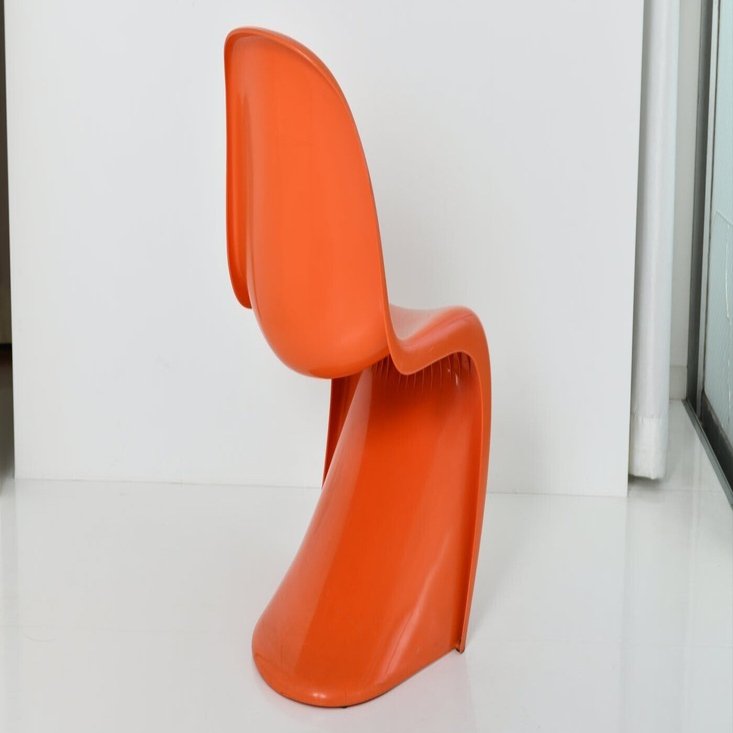 赤い彫刻の正体。家具とアートの境界線をまたぐもの｜vintagekagu