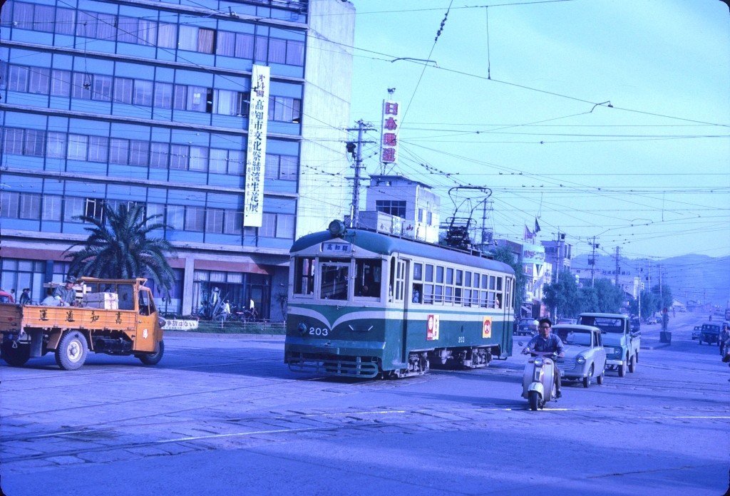車より電車、電車よりバイクが偉かった!? 60年前の日本、疾走
