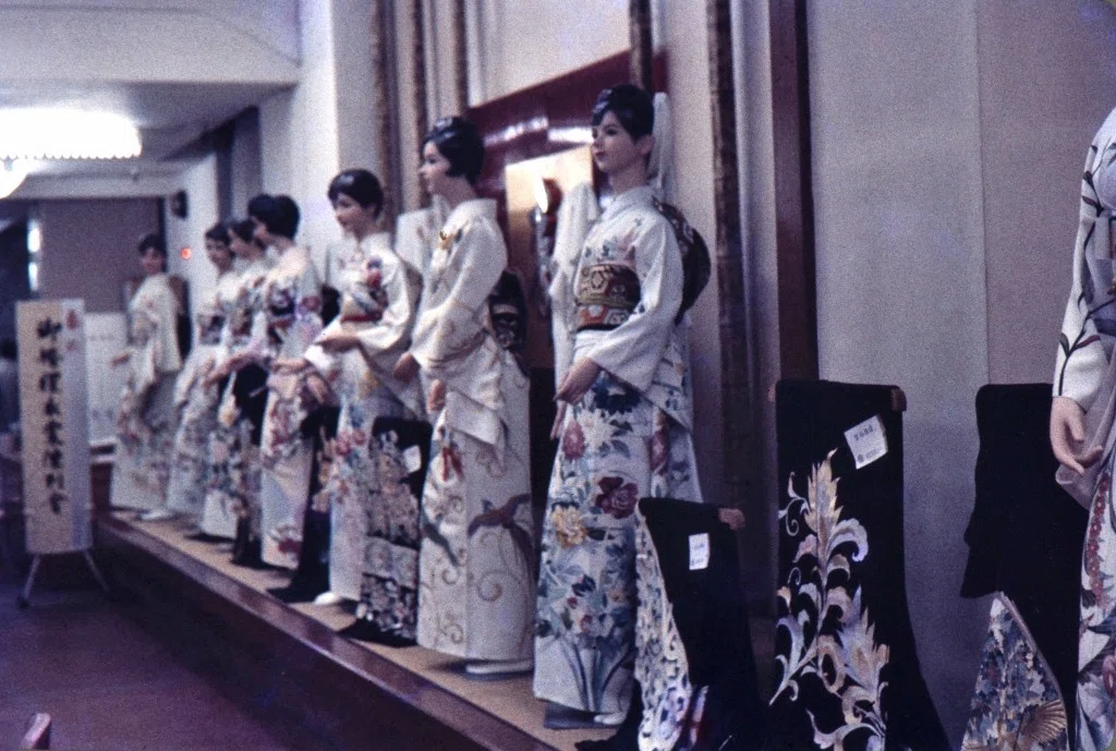 キモノが普段着」だったあの頃の、色鮮やかな写真。｜光文社新書