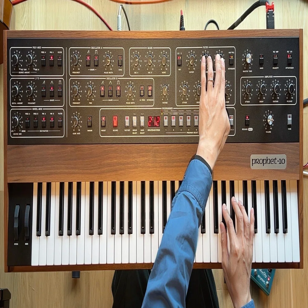 ピアノとProphet-10を弾きエレクトロニカを作る｜atnr