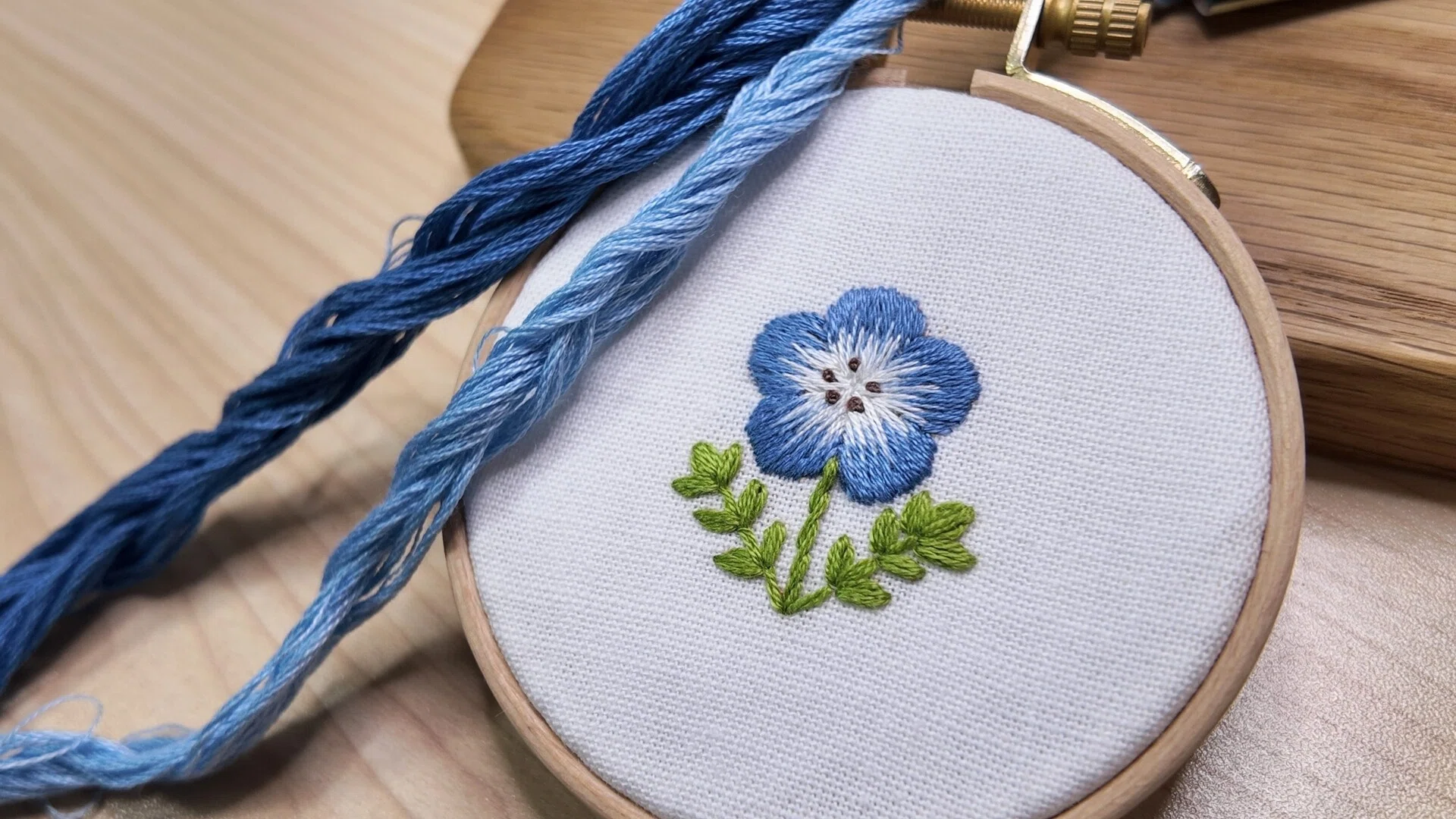 ネモフィラの刺繍、完成しました✨ 今週末には図案公開したい🌸 頑張り